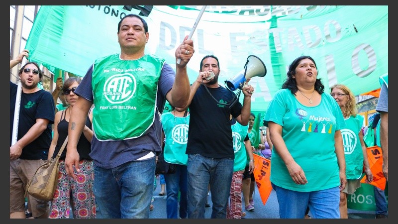 Trabajadores durante la jornada de protesta. Marcharon por distintas calles de la ciudad. (Alan Monzón/Rosario3.com)