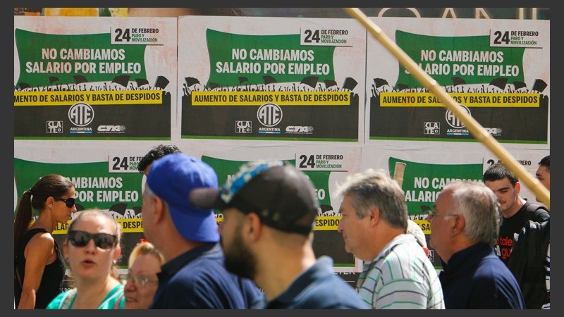 Afiches en la calle anunciando el paro de este miércoles. (Alan Monzón/Rosario3.com)
