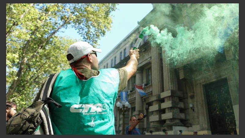 Un hombre prende una bengala de humo frente a Gobernación durante la protesta. (Alan Monzón/Rosario3.com)
