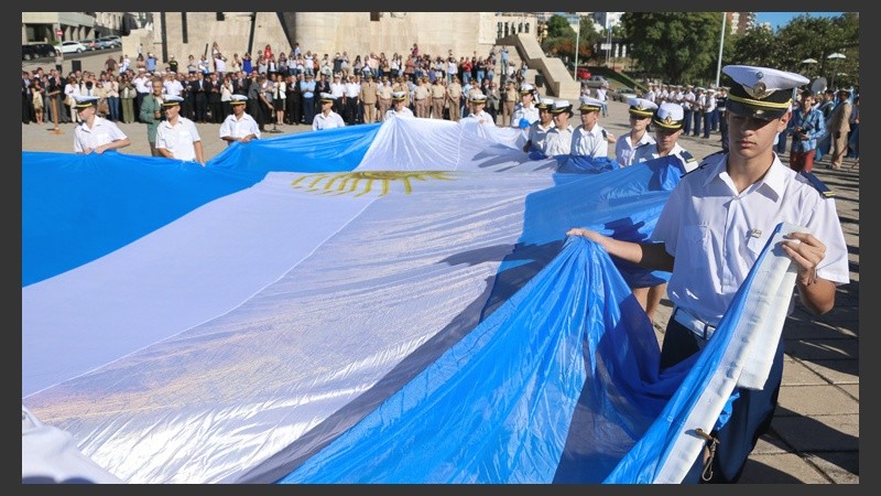 Acto en el Monumento al cumplirse 204 años de la creación de la bandera nacional. (Alan Monzón/Rosario3.com)