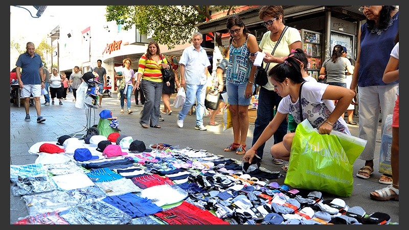 Gorras y ropa interior son algunos de los productos que se exhiben en la peatonal.