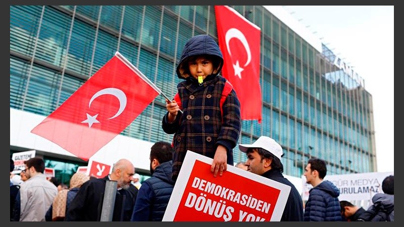 Decenas de simpatizantes del movimiento Fethullah Gülen se manifiestan frente a la sede del periódico Zaman en Estambul.