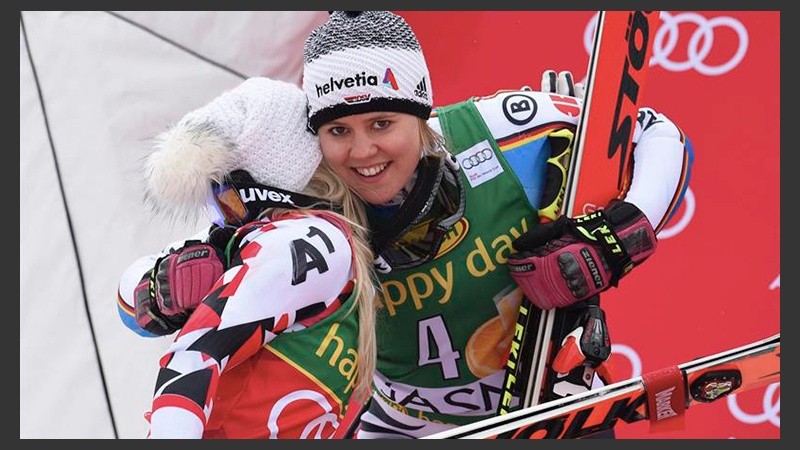La esquiadora alemana Viktoria Rebensurg felicita a la austríaca Eva-Maria Brem tras la victoria de esta en el Eslalon Gigante de la Copa de Esquí Alpino en Jasna. 