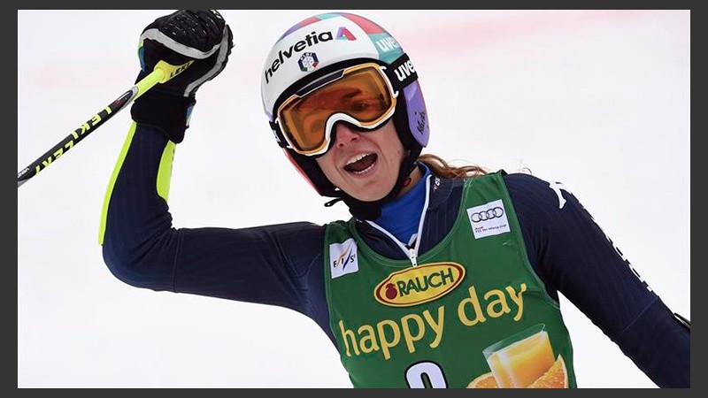 La esquiadora italiana Marta Bassino celebra tras participar en el Eslalon Gigante de la Copa de Esquí Alpino en Jasna.