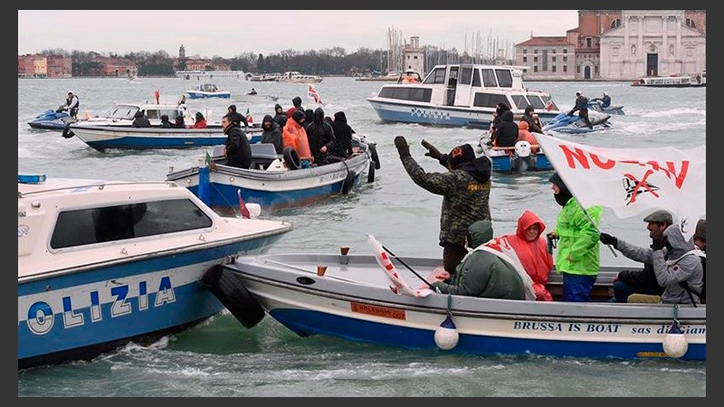Un grupo de activistas subidos a unas barcas se manifiestan contra las obras de la línea de alta velocidad ferroviaria.