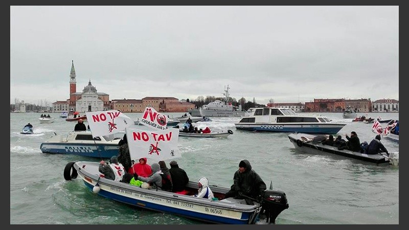 Un grupo de activistas subidos a unas barcas se manifiestan contra las obras de la línea de alta velocidad ferroviaria.