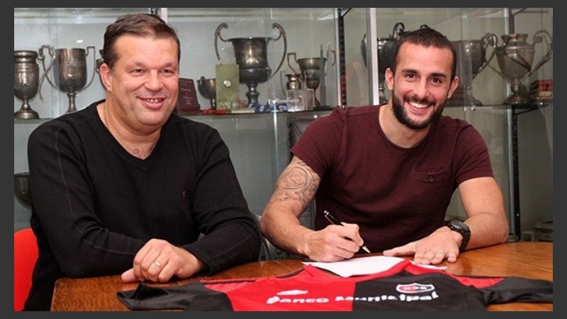 Guevgeozián firmó su contrato con el club del parque.