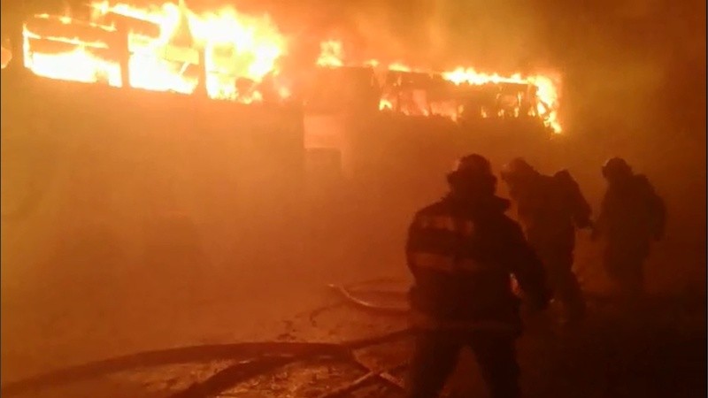 Una captura del video en pleno combate del fuego.