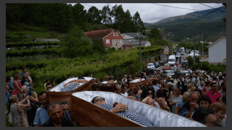 En un pueblo de España se realiza una particular procesión.