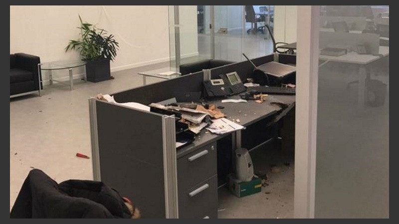 Los daños que la pirotecnia causó sobre un escritorio. 