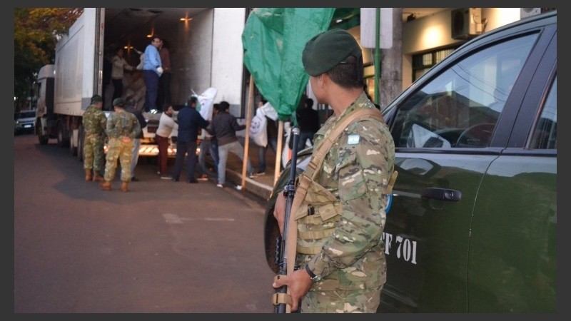 El ejército custodia la llegada del material electoral a todo el país. 