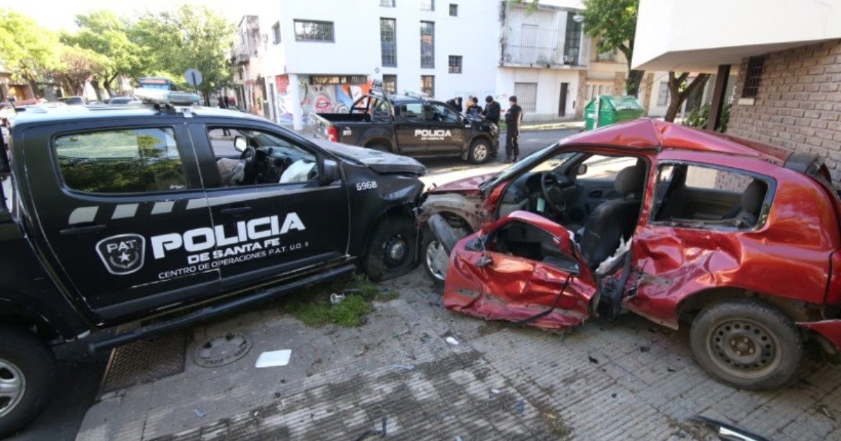 Un auto quedó destrozado tras ser chocado por un patrullero policial