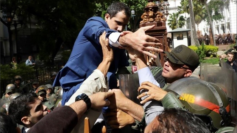 Juan Guaidó trepó una reja pero no pudo ingresar a la sede de la Asamblea Nacional.