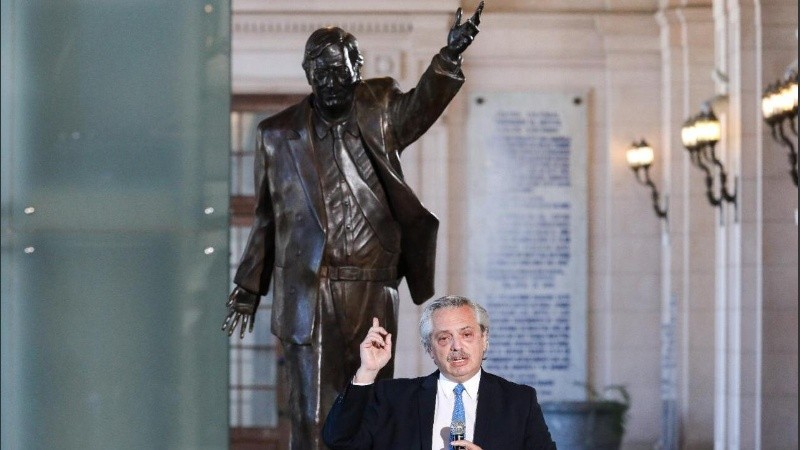 Alberto Fernández con la estatua de Néstor Kirchner en el CCK. 