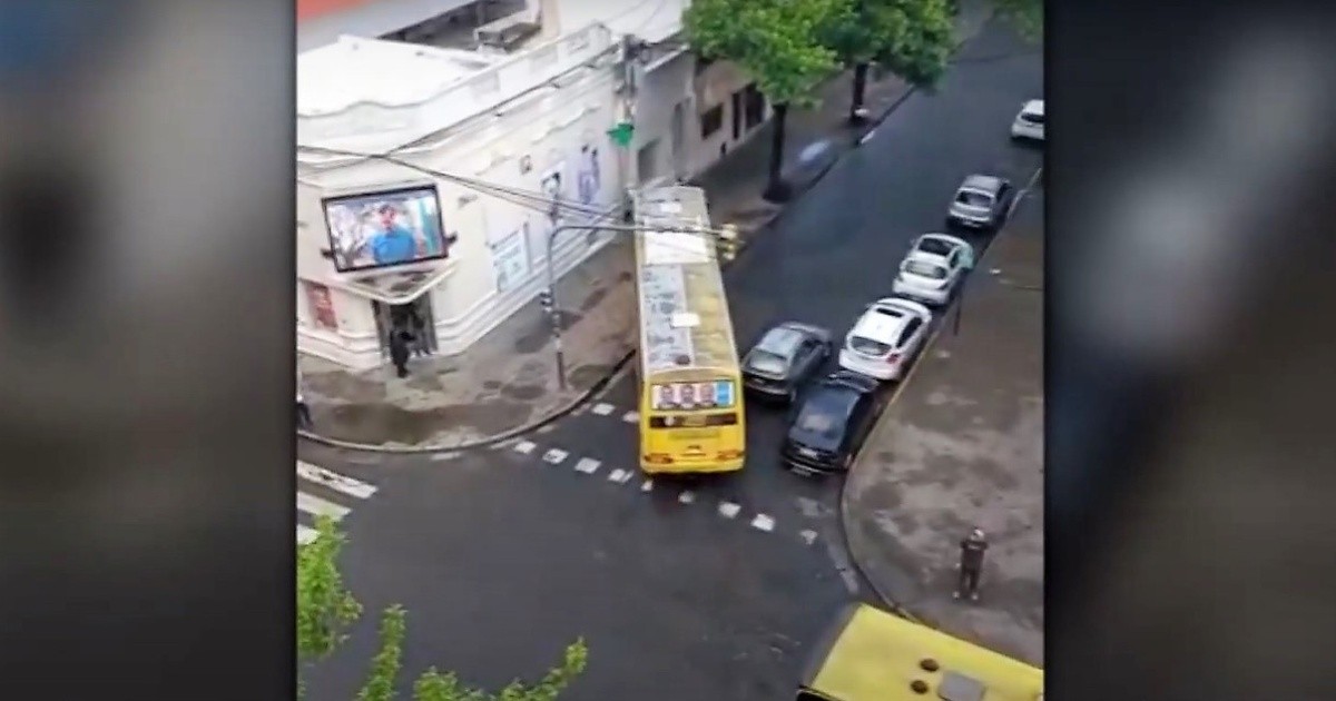 No le importa nada paró en doble fila en la esquina y generó un caos