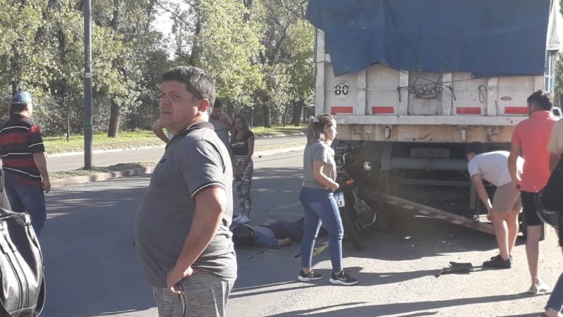 Motociclista Choc Desde Atr S A Un Cami N Detenido Y Falleci Rosario