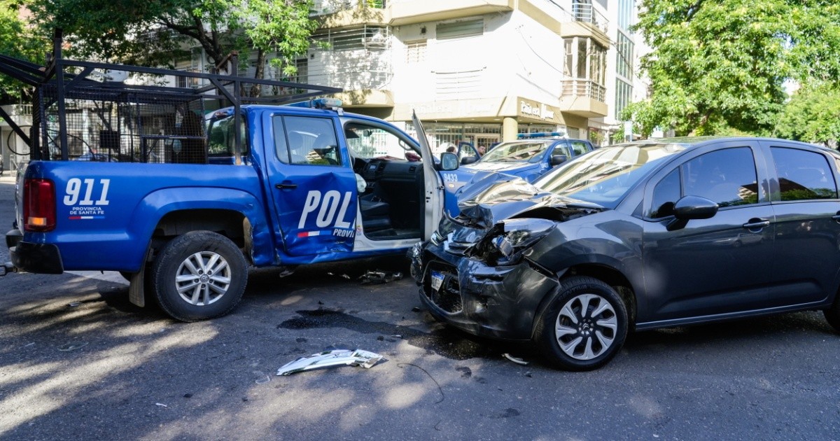 Fuerte choque entre un móvil policial y un auto en pleno centro no