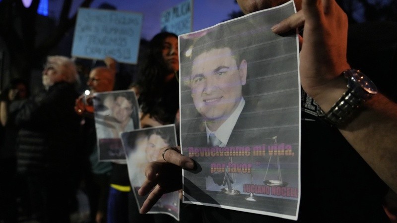 Los familiares del policía Luciano Nocelli reclamaron con pancartas.