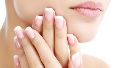 Existen hábitos comunes que contribuyen al debilitamiento constante de las uñas.