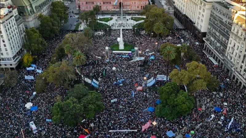 La masiva marcha por la educación pública avanzó por las calles de Buenos Aires.