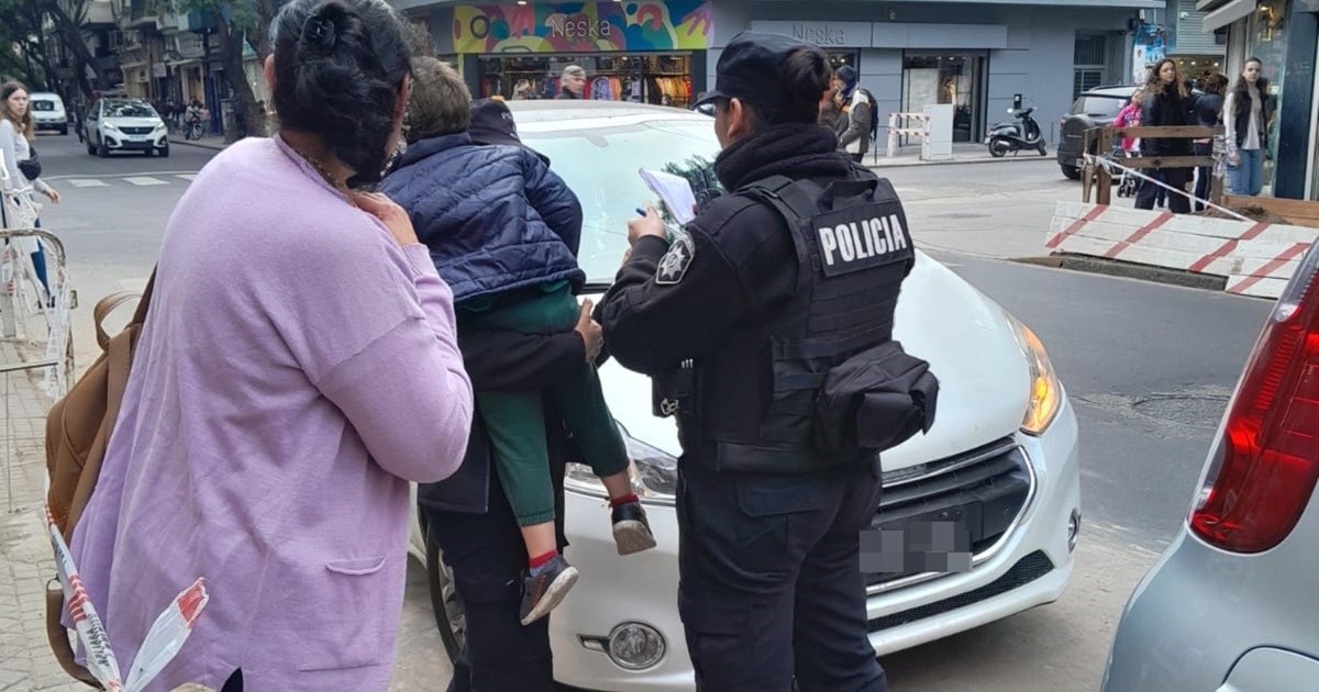 Susto Y Despliegue Policial Por Un Nene Encerrado En Un Auto En Pleno