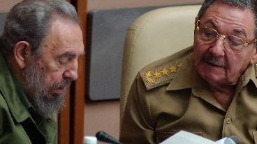 Fidel y su hermano Raúl, quien ahora lo reemplaza en el poder.