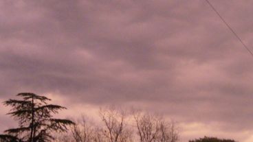 El cielo permanecía amenazante y bajo un alerta meteorológico.