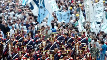 Antes de los incidentes, la caravana fue una fiesta popular (EFE).