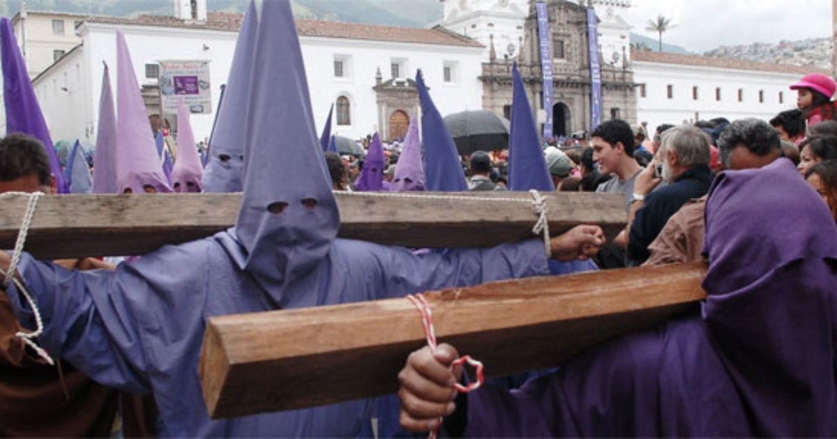 Viernes Santo con procesión de "cucuruchos" en Ecuador Rosario3