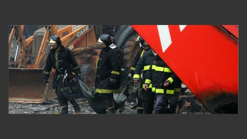 Los bomberos brasileños, en una penosa tarea (EFE).