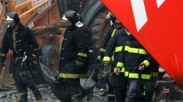 Los bomberos brasileños, en una penosa tarea (EFE).