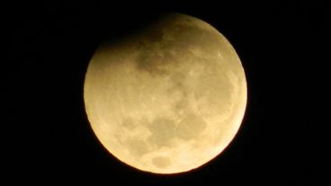 Andrea Carrasco fotografió el eclipse desde el barrio de Pichincha en Rosario.