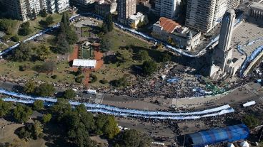 Miles de rosarinos sostuvieron la bandera más larga en el Monumento.