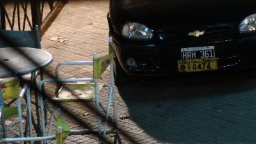 Autos en la vereda: un mal hábito que se repite.