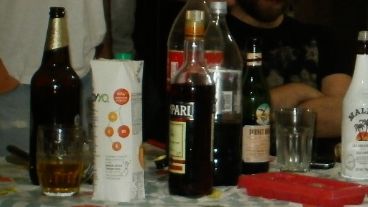 Mesa llena de botellas en la previa, una imagen común.