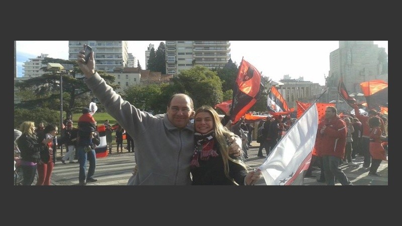 Los hinchas comenzaron a copar el Monumento.