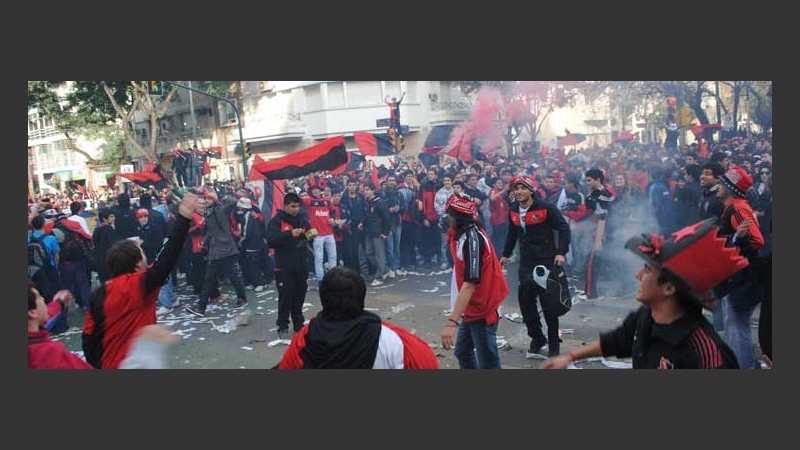 Las calles se vistieron de rojo y negro.