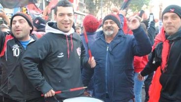 los hinchas salieron a las calles.