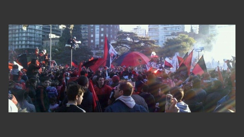 Los hinchas comenzaron a copar el Monumento.