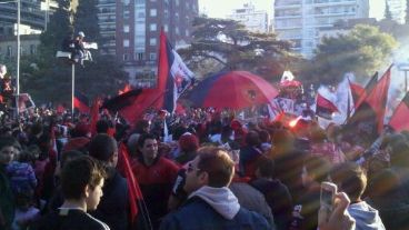 Los hinchas comenzaron a copar el Monumento.