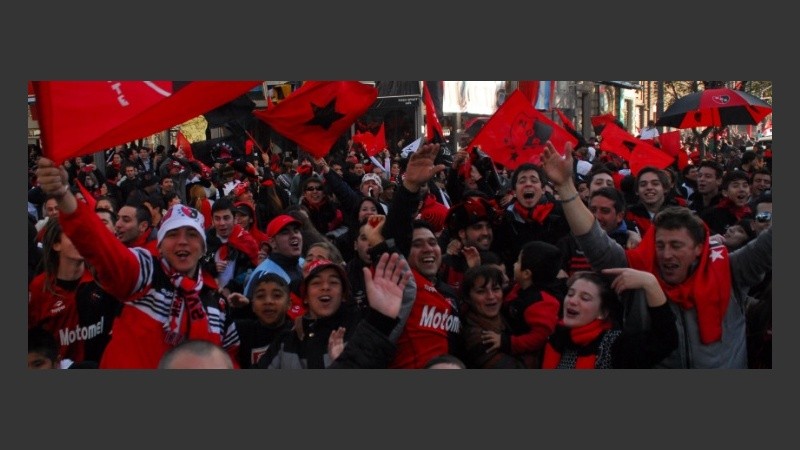 Las calles se vistieron de rojo y negro. 