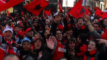 Las calles se vistieron de rojo y negro.