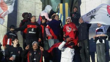 Banderas rojinegras y un ataúd auriazul, para cargar al clásico rival.