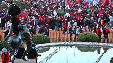 Una multitud en la zona del parque Independencia.