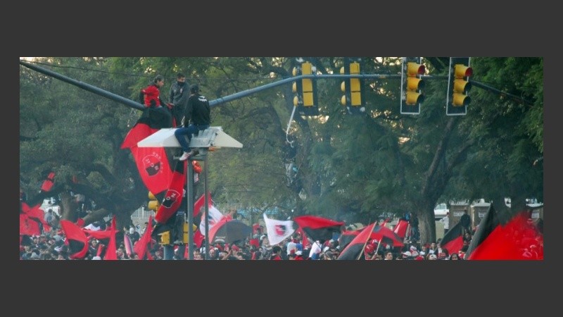 Una multitud en la zona del parque Independencia.