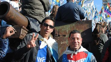 MIlitantes de La Cámpora trepados a los cañones del Monumento.