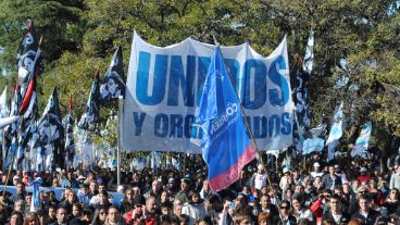 Los militantes estuvieron en las gradas al costado del palco.