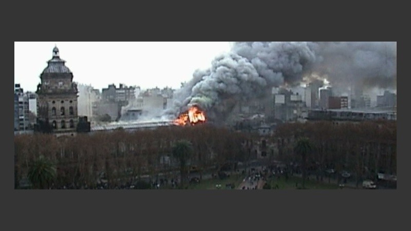 Postales del fuego que en 2003 arruinó casi la mitad del edificio.