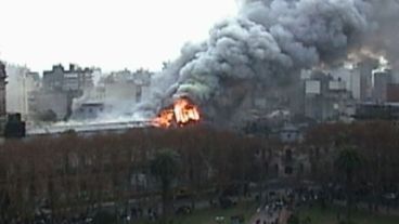 Postales del fuego que en 2003 arruinó casi la mitad del edificio.