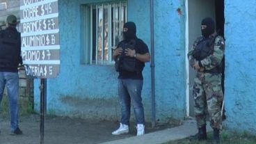 Un megaoperativo sacudió el barrio en el límite con Pérez.